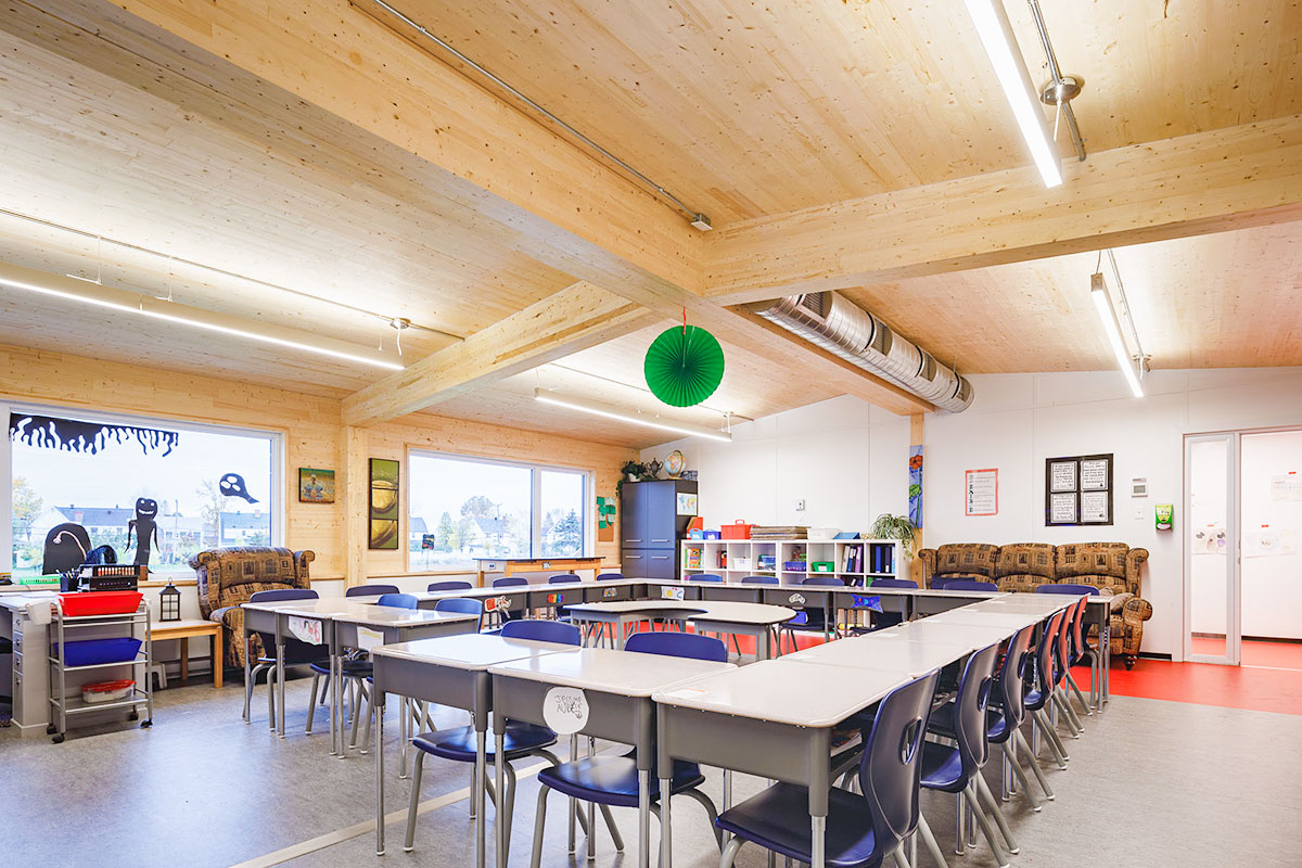 Le prototype de salles de classe modulaire en bois massif mis en place à l’école primaire régionale Riverside, à Saguenay, contient environ 80 tonnes de gaz à effet de serre séquestrés - Photo : Chantiers Chibougamau