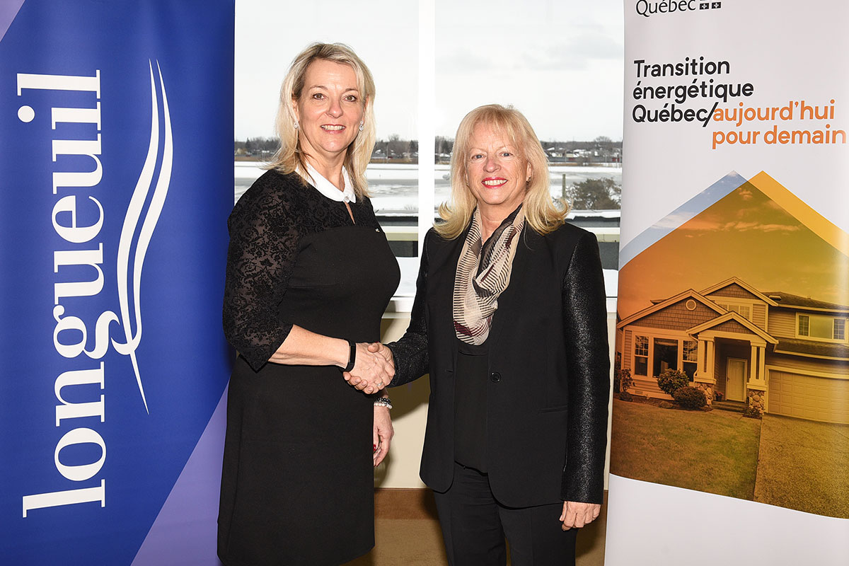 La mairesse de Longueuil, Sylvie Parent, et Johanne Gélinas, présidente-directrice générale de TEQ, au moment d’officialiser le partenariat - Photo : Ville de Longueuil