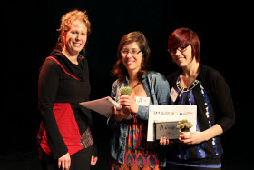 Geneviève Vincent, chef de l'information du Groupe Constructo, pour Voir Vert, en compagnie des gagnantes du prix Bâtiment vert, Jennifer Couture et Laura Dumais-Rosa.