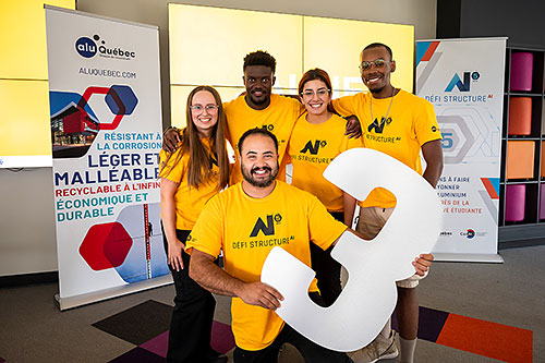 L’équipe Jaune : à l’avant, Jules Rodschat | Génie de la construction (École de technologie supérieure); à l’arrière : Audrey Thomas Joyal | Design de l’environnement (Université du Québec à Montréal), Jonathan Kulabuna | Génie civil (Université Laval), Yvette Zahwa | Génie civil (Université Concordia) et Julien Mike Karlsen | Architecture (Université de Montréal). Photo : AluQuébec