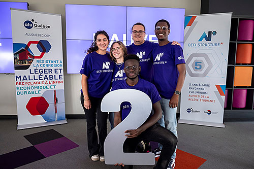 Formaient l’équipe Mauve : à l’avant, Babacar Seck | Génie civil (Université Laval); à l’arrière dans l’ordre habituel, Joelle Abi Karam | Architecture (Université de Montréal), Racha Olabi | Architecture (Université de Montréal), Mathieu Gagné-Bouchard | Génie civil (Université du Québec à Chicoutimi) et Yohan Kra | Génie civil (Université de Sherbrooke). Photo : AluQuébec