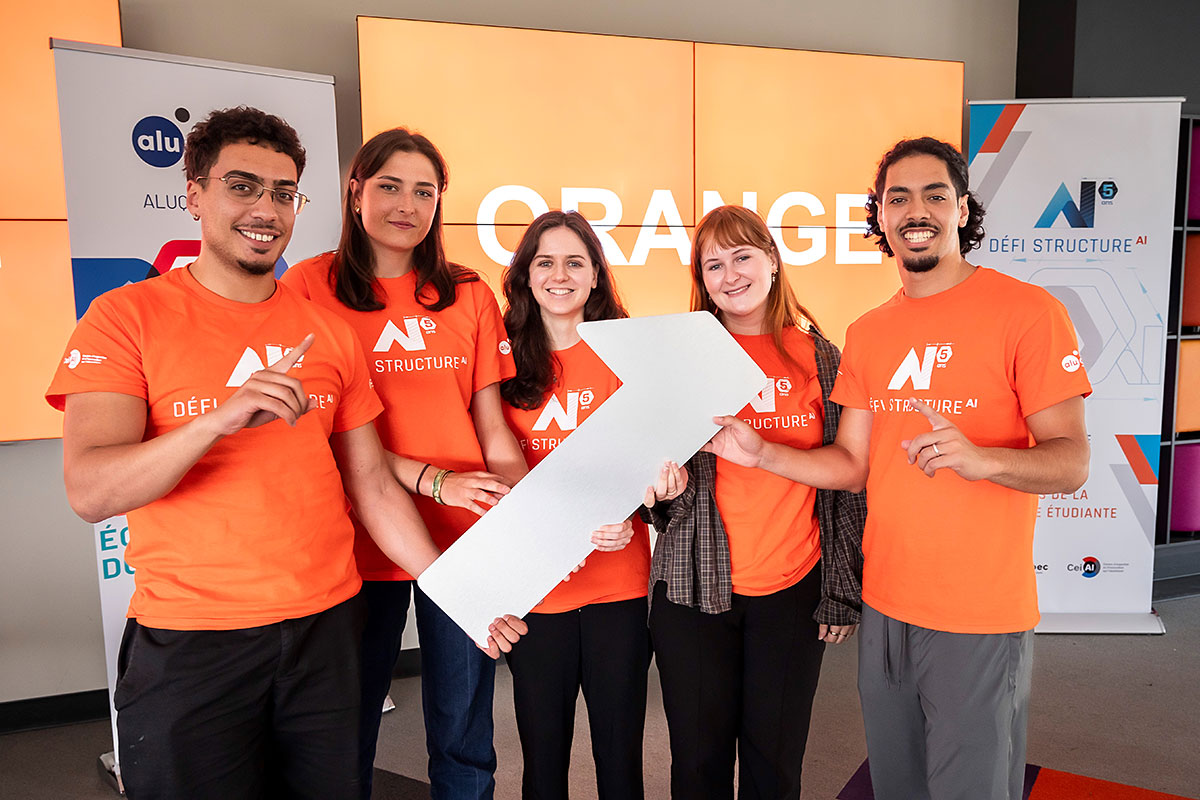 Le 1er prix a été décerné à l’équipe Orange. Elle réunissait, de gauche à droite : Majd Al Ahmad | Génie du bâtiment (Université Concordia), Charlotte Guérin | Génie civil (Université McGill), Anne-Marguerite Giguère | Architecture (Université de Montréal), Sarah Boisvert | Design de l’environnement (Université du Québec à Montréal) et Salmane Yahya Ghadi | Architecture (Université de Montréal). Photo : AluQuébec