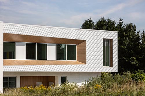 Le concept architectural de l'école des Perséides met en valeur le bois et l'aluminium. Photo : Frédéric Blanchet