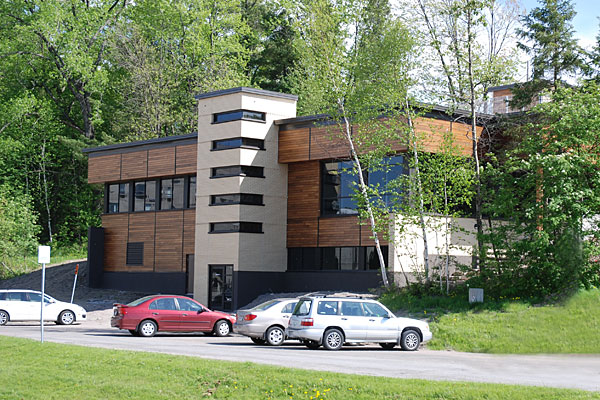 Le bâtiment du Centre de géomatique du Québec