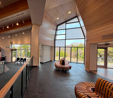 Le bois occupe une place de choix dans l'intérieur chaleureux du centre d'accueil de Gros-Morne. Photo : Parcs Canada