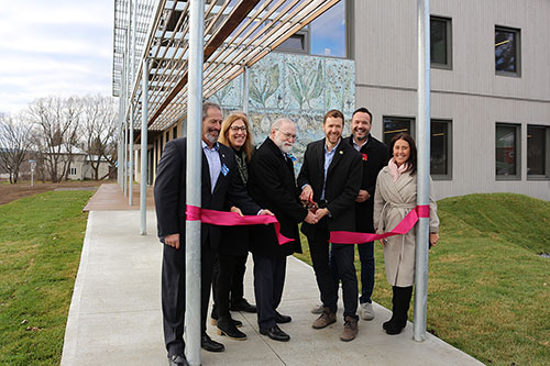 Inauguré le 18 novembre, le nouvel hôtel de ville de La Pêche se trouve au 99, route Principale Est. Crédit : Municipalité de La Pêche