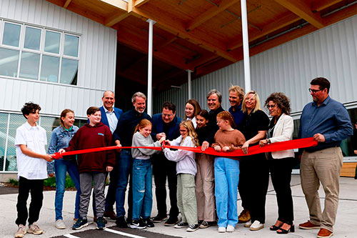 Le ministre de l'Éducation, la députée de Rimouski, le maire de Rimouski, les fondateurs du Lab-École, la directrice du Centre de services scolaire des Phares et le directeur de l'école ont coupé le ruban inaugural en compagnie d'élèves de l'école du Boisé-des-Prés. Photo : Laurie Cardinal