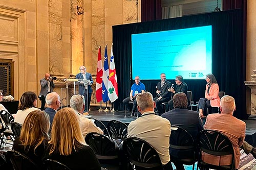 Steve Poulin, Daniel Smith, Claude Bourbeau et Julie-Anne Chayer ont participé au panel. Crédit : Laetitia Arnaud-Sicari