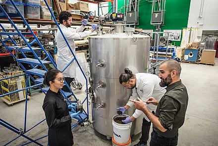 Jean-Michel Lavoie, professeur en génie chimique et biotechnologique à l’Université de Sherbrooke et ses étudiants s’affairent à développer des solutions énergétiques afin de contribuer à la transition énergétique. Crédit : Michel Caron - Université de Sherbrooke