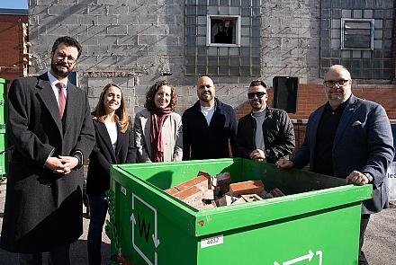 De gauche à droite : Louis-Philippe Sauvé, député de LaSalle–Émard–Verdun; Claudia Dupuis, vice-présidente aux opérations, District Atwater; Marie-Andrée Mauger, mairesse de l’arrondissement de Verdun; Alexandre Forgues, président, District Atwater; Tommy Bouillon, président de Maçonnerie Gratton et fondateur de Brique Recyc; et Benoit Dorais, maire de l’arrondissement du Sud-Ouest. Photo : District Atwater