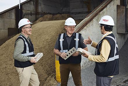 De gauche à droite : William Webster, président chez Webster & Fils, Lucas Vallon, président chez Permacon, et Hugo Gagnon, architecte associé et responsable des stratégies durables chez NEUF architect(e)s. Crédit : Virginie Gosselin 