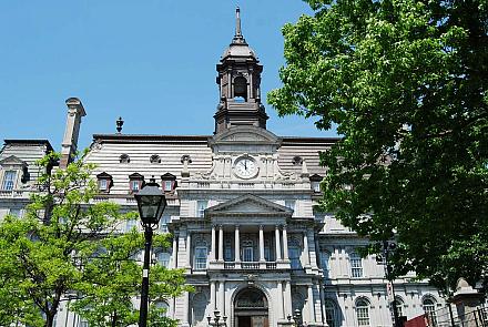 Les travaux de rénovation réalisés à de l’hôtel de ville de Montréal ont permis de mettre en valeur ses atouts patrimoniaux tout en offrant des espaces plus accessibles et écoénergétiques.