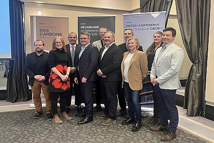 Le comité aviseur accompagné de Jean-François Béland, sous-ministre associé aux Forêts, de Louis Poliquin, directeur de Cecobois, et de Jean-Francois Samray, président-directeur général du Conseil de l'industrie forestière du Québec. Crédit : Laetitia Arnaud-Sicari