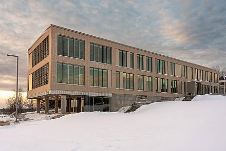 Le bâtiment de l’Université du Québec en Abitibi-Témiscamingue (UQAT) a accueilli ses premiers étudiants en janvier 2025. Crédit : Zoom multimédia