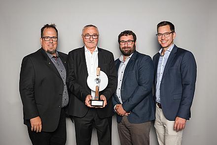 De gauche à droite : Nicolas Lemire, président et associé principal de Pageau Morel; Roland Charneux, membre de l’équipe Solutions créatives et récipiendaire du prix Mentor de l’année en génie-conseil; Yan Ferron, directeur et associé de Pageau Morel; et Rémi Dumoulin, chargé de projet chez Pageau Morel. Photo : Mélissa Vincelli