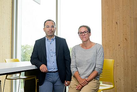 Les titulaires de la chaire, le professeur Ben Amor, du Département de génie civil et de génie du bâtiment et la professeure Marie-Luc Arpin, du Département de management et gestion des ressources humaines. Photo : Stéphanie Vallières, collaboratrice UdeS