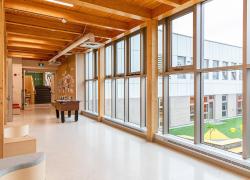 Les nouveaux espaces du pavillon Hubert-Reeves de l’école Fernand-Seguin se distinguent par leur structure de bois. Crédit : Mélanie Dusseault, CSSDM