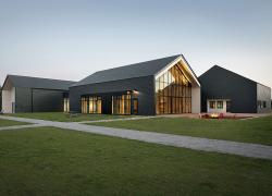 Le pavillon d’accueil de la base de plein air de Sainte-Foy figure parmi les 25 projets finalistes des Prix d’excellence en architecture 2021. Photo : Stéphane Groleau