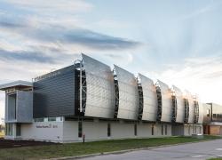 Le Pavillon universitaire Alouette, à Sept-Îles, une réalisation signée BGLA Architecture + Design urbain qui fait la part belle à l’intégration de l’aluminium. Photo : BGLA Architecture + Design urbain