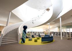 Écoénergétique et lumineuse, la nouvelle bibliothèque L'Octogone vise une certification LEED Or. Photo :  Vincenzo D'Alto