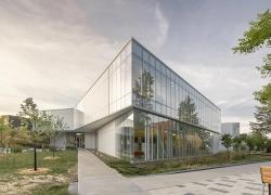 La bibliothèque de Pierrefonds a obtenu la certification LEED Or en mars 2022. Crédit : Chevalier Morales Architectes