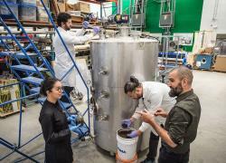 Jean-Michel Lavoie, professeur en génie chimique et biotechnologique à l’Université de Sherbrooke et ses étudiants s’affairent à développer des solutions énergétiques afin de contribuer à la transition énergétique. Crédit : Michel Caron - Université de Sherbrooke