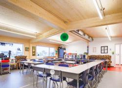 Le prototype de salles de classe modulaire en bois massif mis en place à l’école primaire régionale Riverside, à Saguenay, contient environ 80 tonnes de gaz à effet de serre séquestrés - Photo : Chantiers Chibougamau