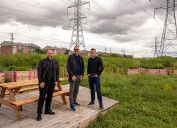 Alexandre Warnet, conseiller municipal de Laval-des-Rapides, responsable de l’environnement au comité exécutif; Alain Paquette, conseiller en relations avec le milieu, Hydro-Québec; et Stéphane Boyer, maire de Laval. Photo :  Ville de Laval