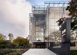 Le projet de réfection de l’enveloppe du Grand Théâtre de Québec a obtenu le Grand Prix d’excellence en architecture 2021 de l’OAQ ainsi que le Prix du public. Crédit : Stéphane Groleau