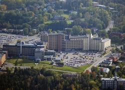 L'hôpital de Chicoutimi fait partie des trois projets de rénovation et de décarbonation confiés par la SQI à SNC-Lavalin. Crédit : Centre intégré universitaire de santé et de services sociaux du Saguenay-Lac-Saint-Jean