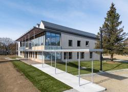 Il s’agit du premier bâtiment institutionnel visant une certification PassivHaus dans la province. Crédit : © Léon Hubert 