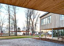 L'école des Cerisiers s’inspire du patrimoine bâti du village caractérisé par des toits à deux versants et des galeries couvertes en bois. Photo : Lab-École