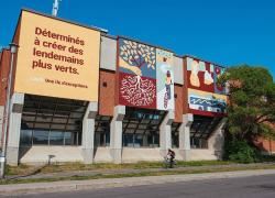 La Ville de Laval et l’organisme MURAL ont dévoilé la première murale réalisée avec de la peinture dépolluante.  Photo : Content Content