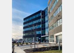 Le Regroupement Loisir et Sport du Québec loge dorénavant dans un nouvel immeuble aux visées LEED. Crédit : SQI