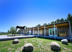Le nouveau Pavillon du Saint-Laurent, à Baie-Saint-Paul, a été conçu dans un profond respect du paysage. Photo : Ville de Baie-Saint-Paul