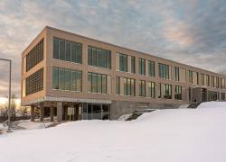 Le bâtiment de l’Université du Québec en Abitibi-Témiscamingue (UQAT) a accueilli ses premiers étudiants en janvier 2025. Crédit : Zoom multimédia