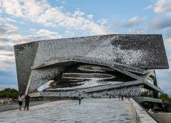 La Philharmonie de Paris, une réalisation de l’architecte Jean Nouvel qui fait la part belle à l’utilisation de l’aluminium. Crédit : Ninaras, Wikimedia Commons (CC BY 4.0) 