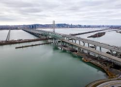 Plus de 400 pièces d’acier du pont Champlain sont disponibles en vue de leur réutilisation. Photo : PJCCI 