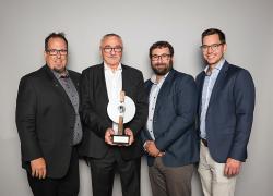 De gauche à droite : Nicolas Lemire, président et associé principal de Pageau Morel; Roland Charneux, membre de l’équipe Solutions créatives et récipiendaire du prix Mentor de l’année en génie-conseil; Yan Ferron, directeur et associé de Pageau Morel; et Rémi Dumoulin, chargé de projet chez Pageau Morel. Photo : Mélissa Vincelli