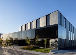 L'édifice du 4051 Molson, dans l’écoquartier du Technopôle Angus, a obtenu la certification LEED V4 BD+C Noyau et Enveloppe Argent. Crédit : Stéphane Brügger