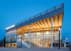 Le Théâtre Gilles-Vigneault, lauréat du Prix d’excellence Cecobois 2019 dans la catégorie Bâtiment institutionnel de plus de 1000 m². Photo : Adrien Williams