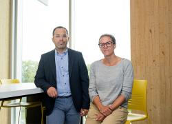 Les titulaires de la chaire, le professeur Ben Amor, du Département de génie civil et de génie du bâtiment et la professeure Marie-Luc Arpin, du Département de management et gestion des ressources humaines. Photo : Stéphanie Vallières, collaboratrice UdeS