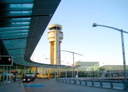 ADM Aéroports de Montréal profite d’un projet de la SOFIAC qui vise une décarbonation quasi complète et une réduction de la consommation d’énergie de l’ensemble de ses infrastructures. Crédit : FRED, Wikimedia Commons  (CC BY-SA 3.0) 