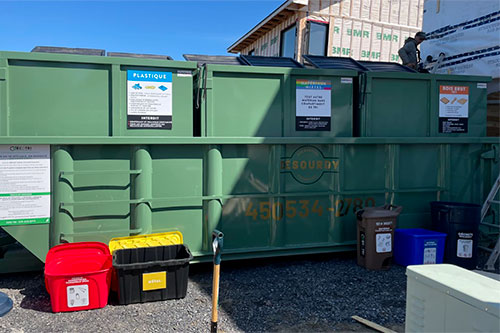 Sur les chantiers,conteneurs et bacs de couleurs différencient les différents types de déchets. Photo : Transport Désourdy
